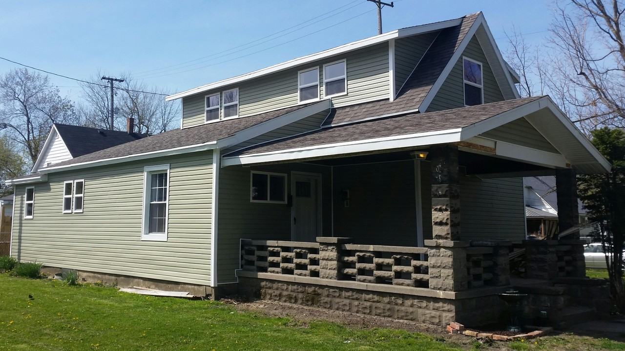 489 W Maple St - Photo 2 of 14