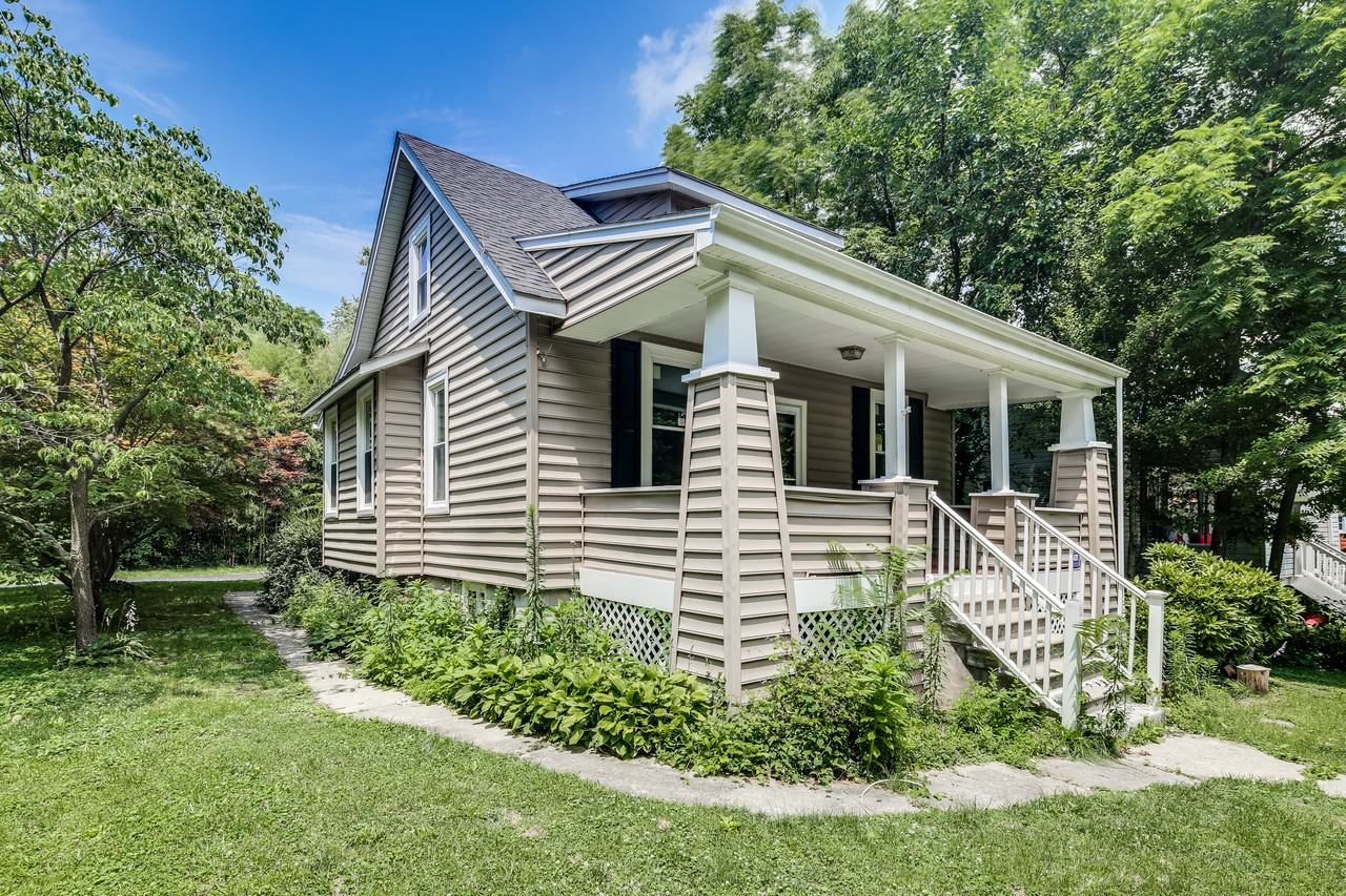 300 Evesham Ave - Photo 2 of 19