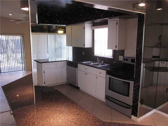 1009 NE 204th Ln #G - Photo 3 of 9