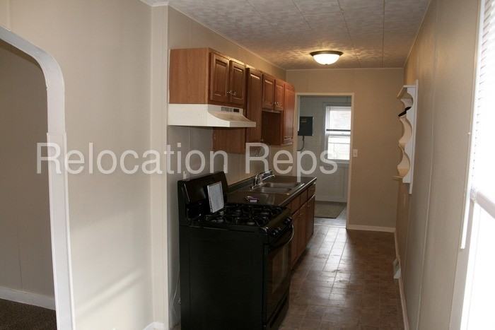 818 3rd St - Photo 3 of 8