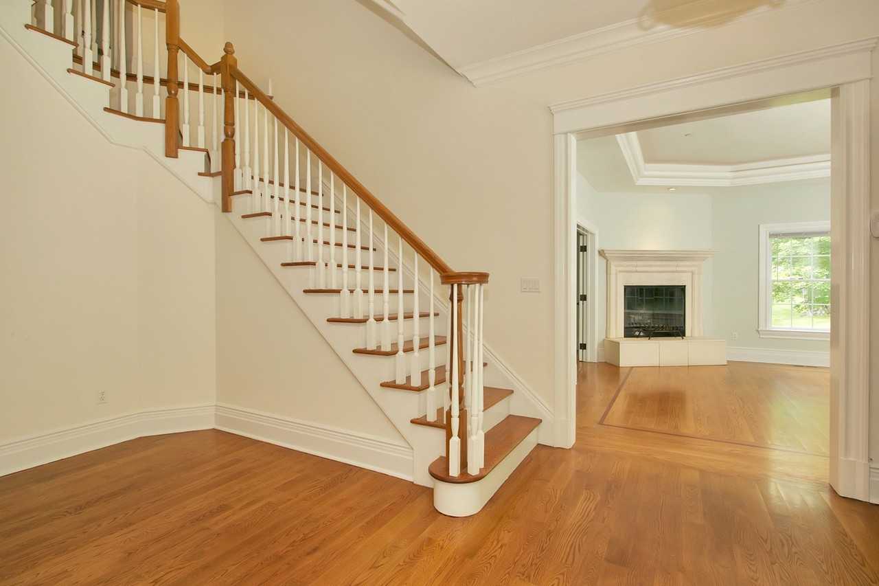 100 Old Post Rd N - Photo 2 of 35