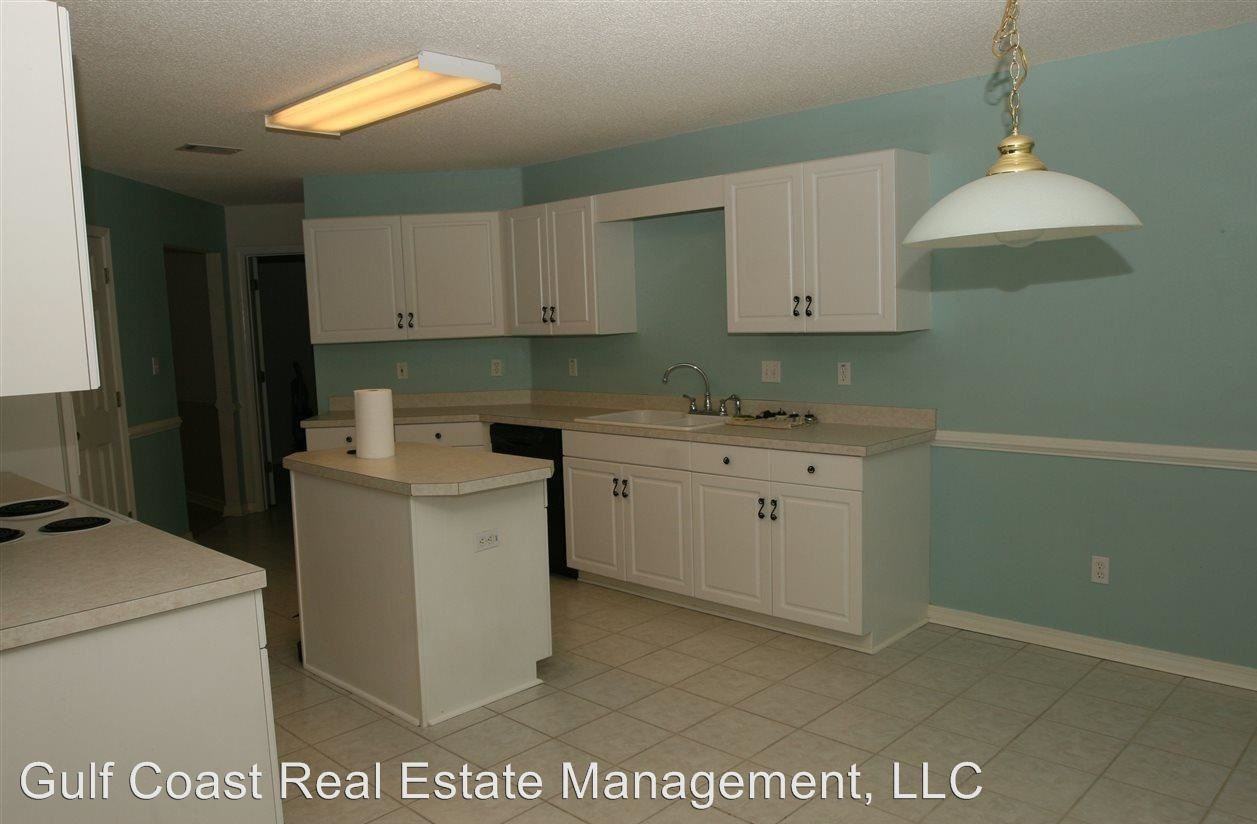 1053 Freeboard Blvd - Photo 2 of 13