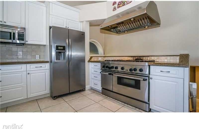 3109 NE 26th St - Photo 2 of 35