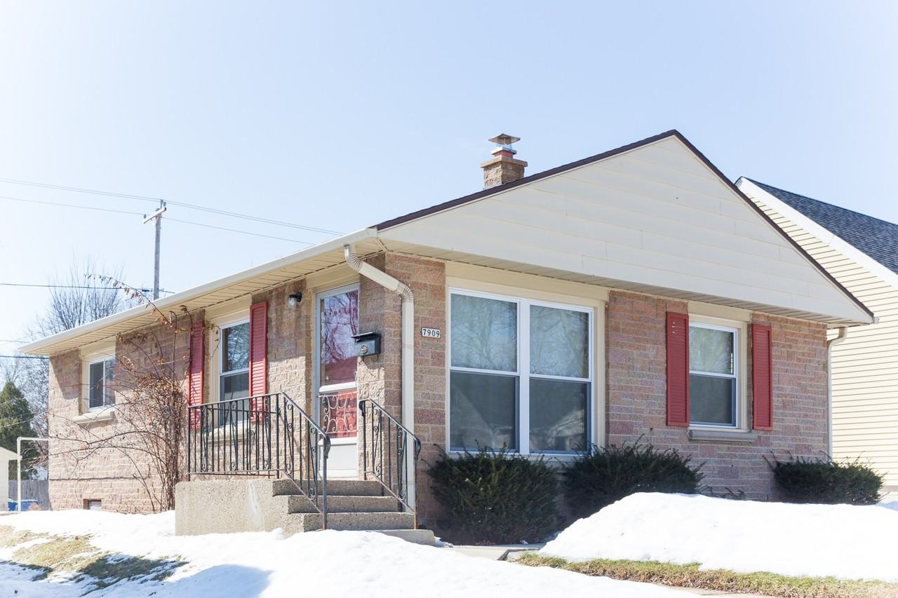 7909 W Keefe Ave - Photo 2 of 22