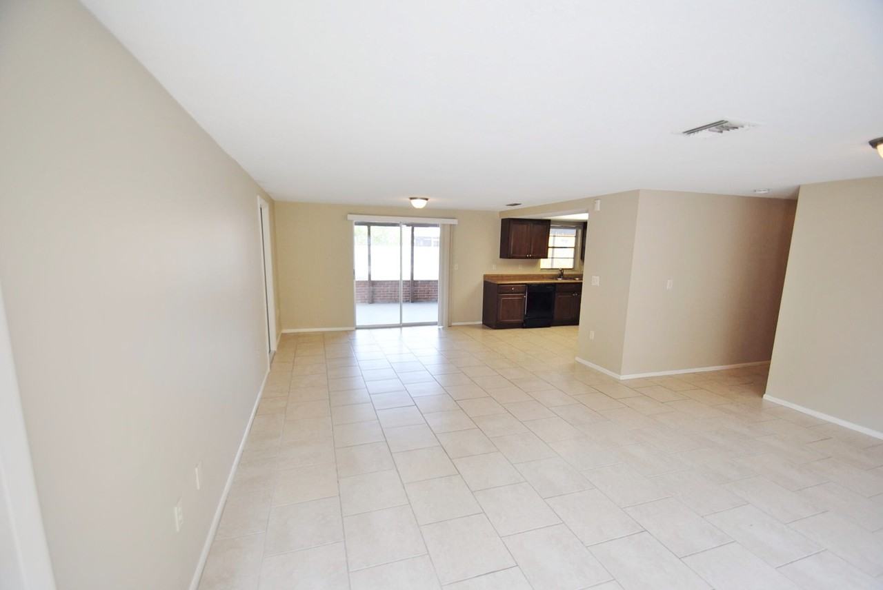 2240 Mystic Dr - Photo 2 of 10