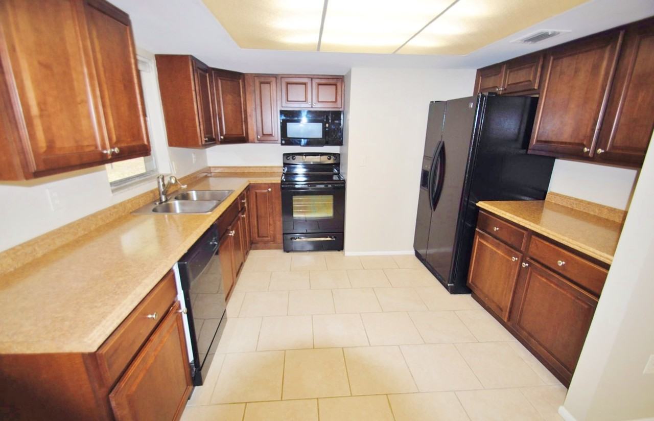 2240 Mystic Dr - Photo 3 of 10