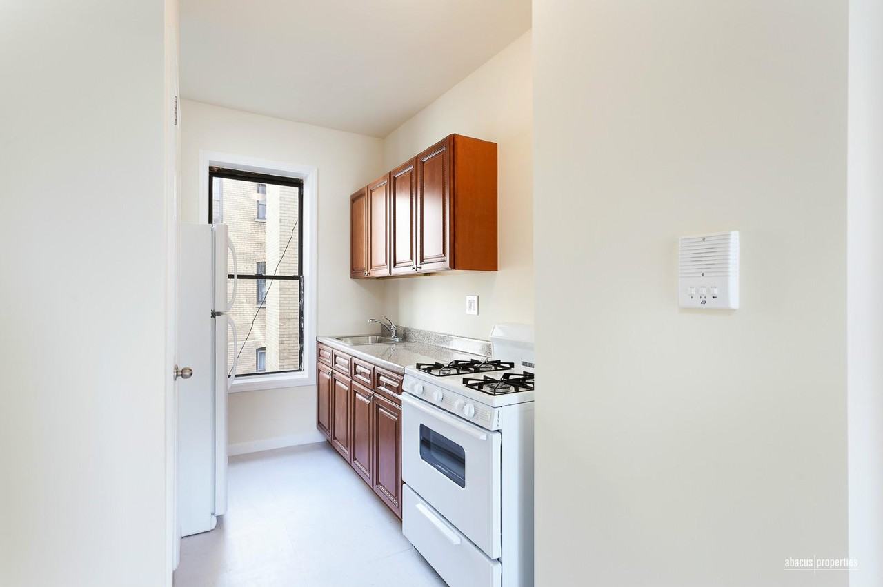 1618 Beverley Rd #18 - Photo 3 of 10