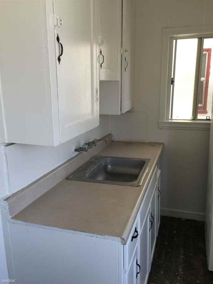 848 W 23rd St - Photo 2 of 5