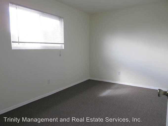 909 S 43rd St - Photo 3 of 6