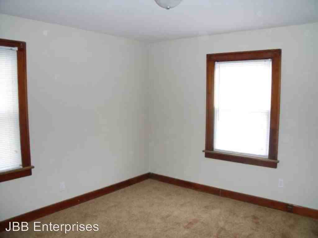 932 42nd Ave - Photo 3 of 4