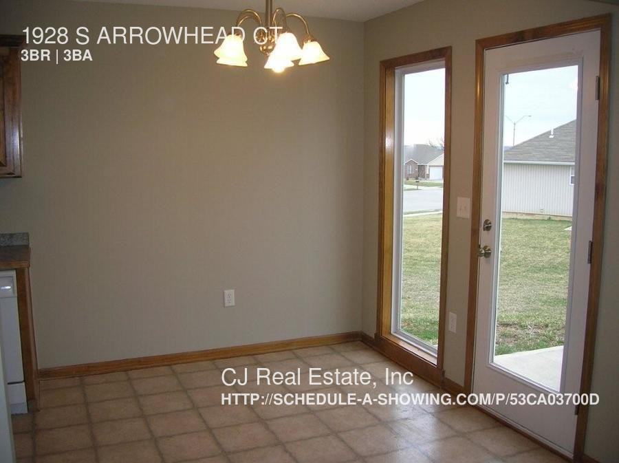 1928 S Arrowhead Ct - Photo 2 of 6