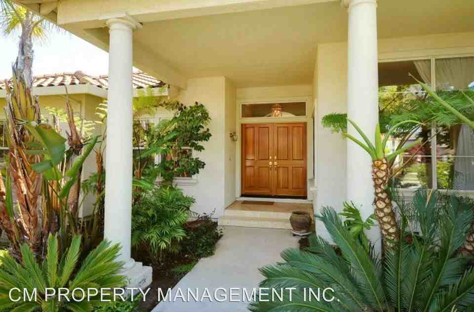 3673 Meadowlands Ln - Photo 3 of 12