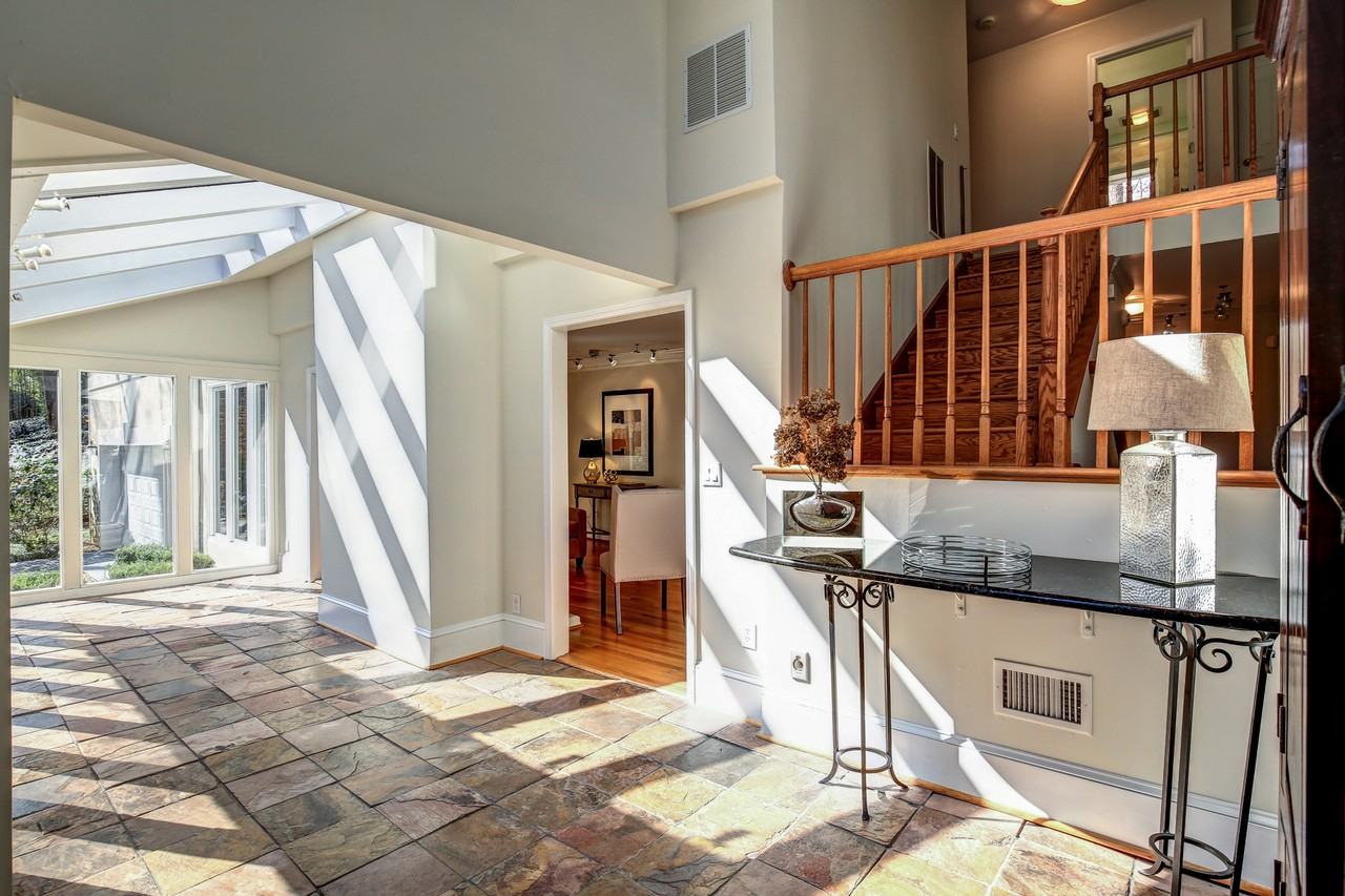 1090 McConnell Dr - Photo 3 of 34