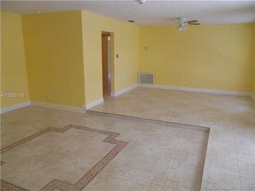 711 SW 64th Pkwy - Photo 2 of 7