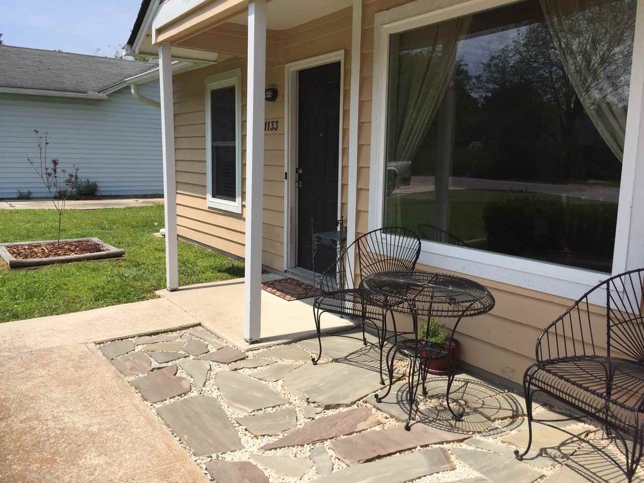 1133 Oakcrest Dr - Photo 2 of 21