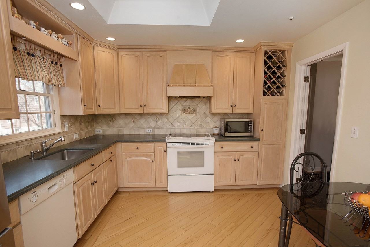 156 Tokeneke Rd - Photo 3 of 9