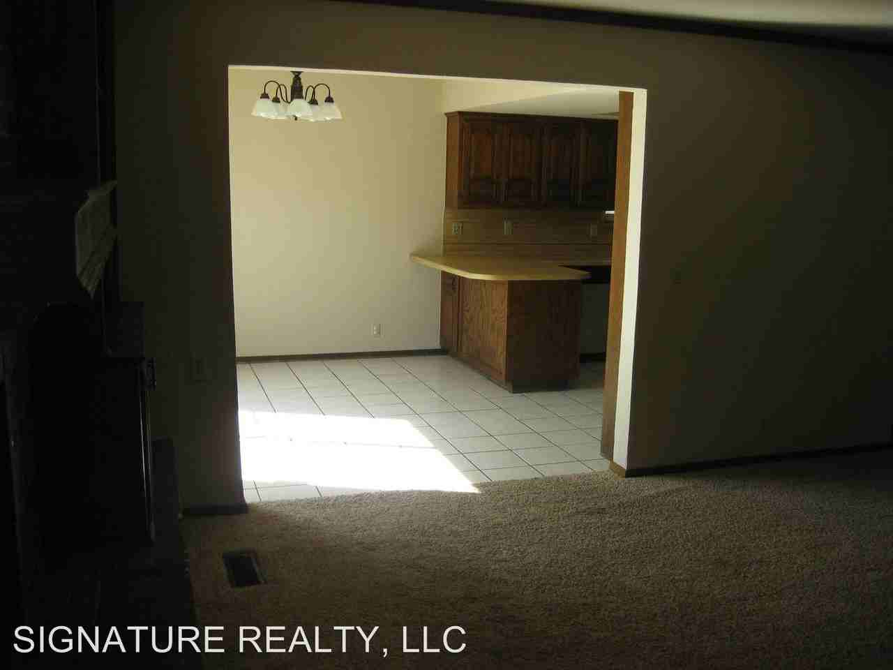 9600 Berkley Ct - Photo 3 of 6