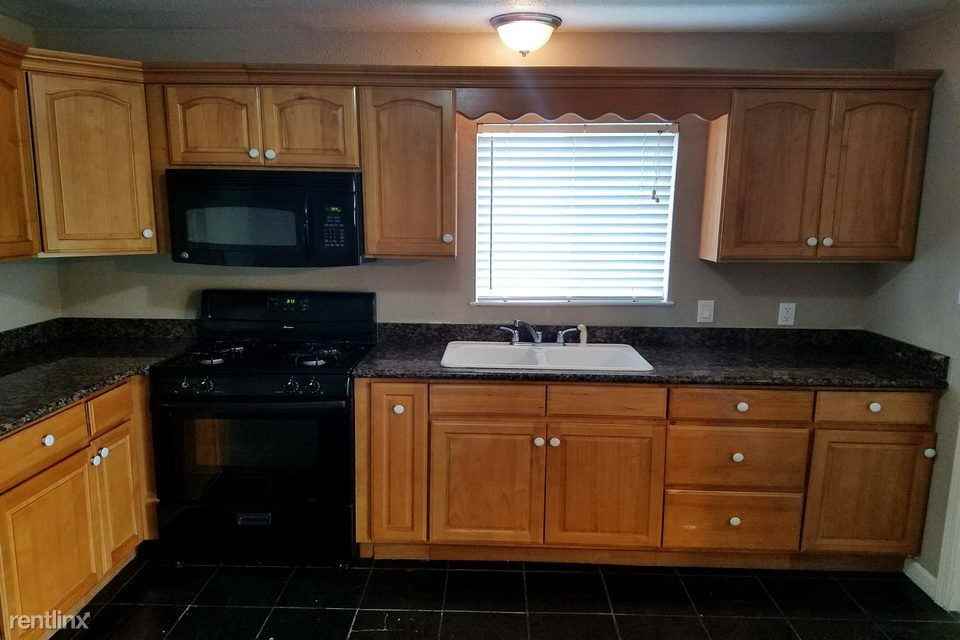 412 F St - Photo 2 of 6