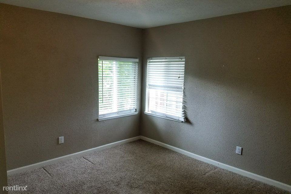 412 F St - Photo 3 of 6