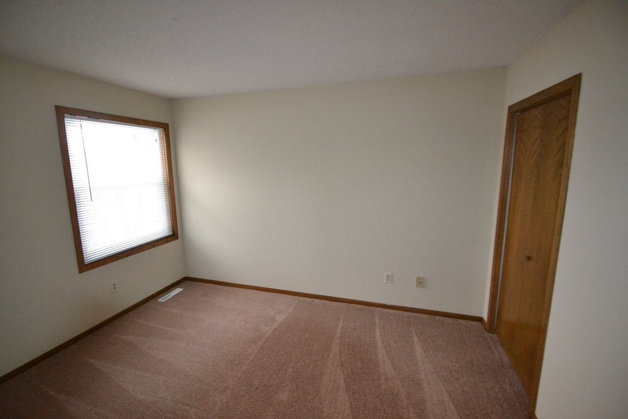 1416 Rushmore Crescent - Photo 2 of 13