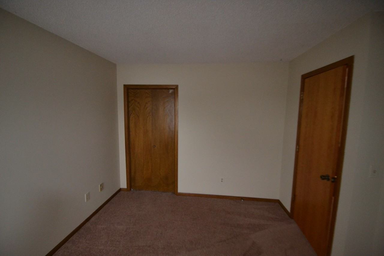 1416 Rushmore Crescent - Photo 3 of 13