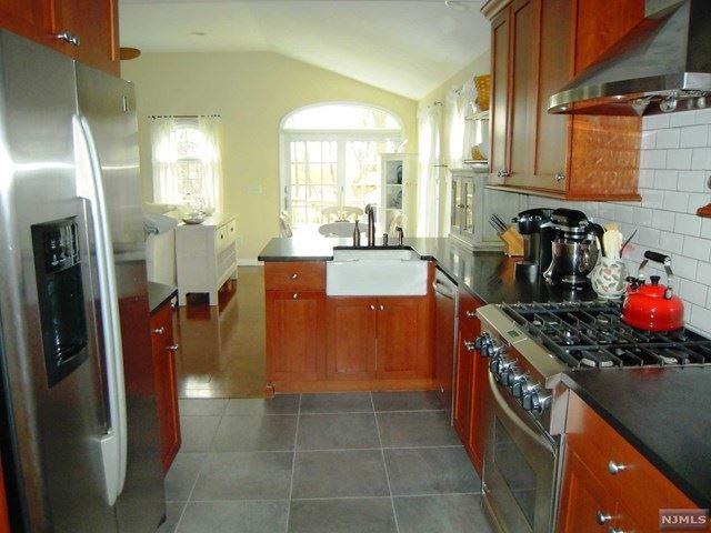 386 Kingston St - Photo 2 of 17