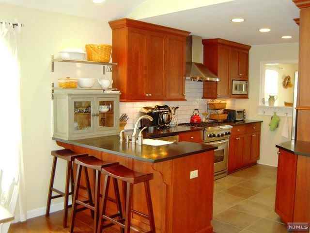 386 Kingston St - Photo 3 of 17