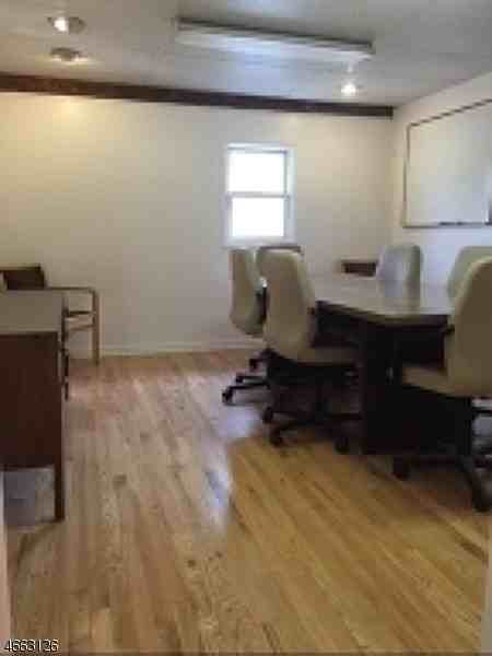 425 Beaverbrook Rd - Photo 2 of 6