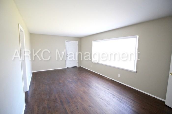 8818 Highland Ave - Photo 2 of 12