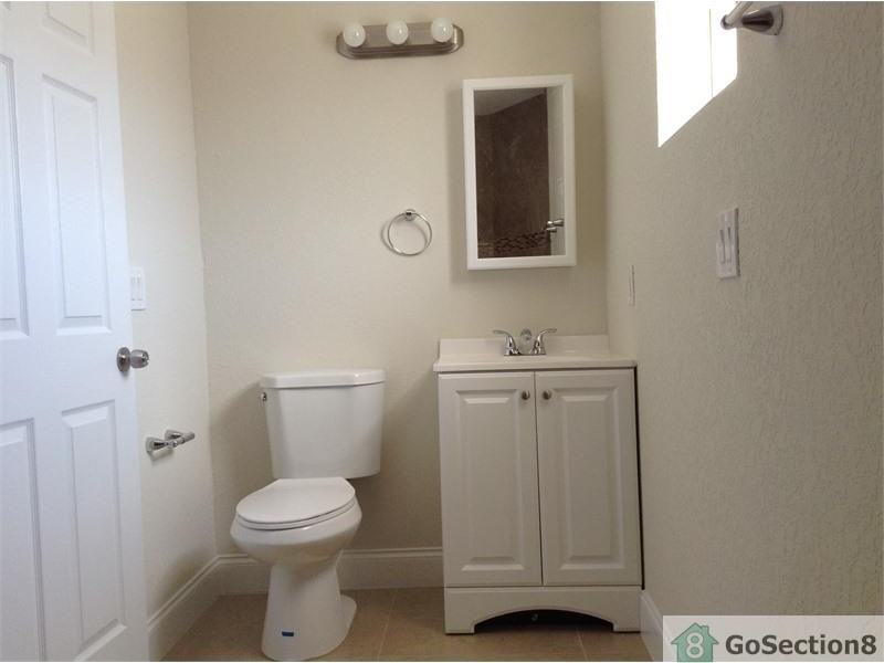 318 NW 29th Ave - Photo 3 of 10