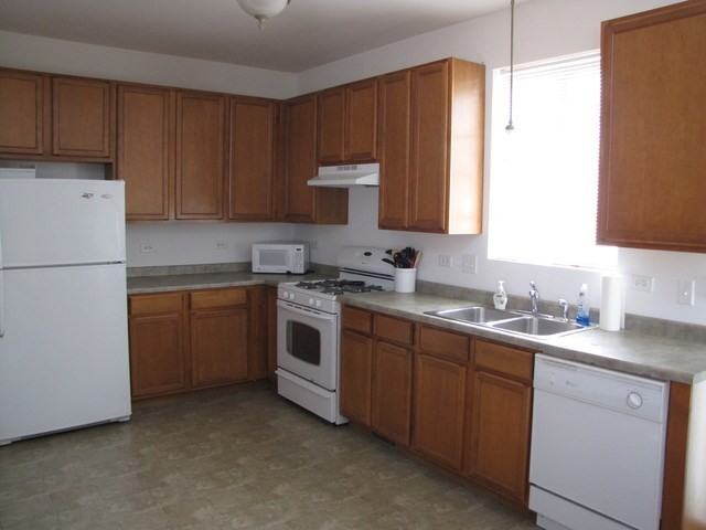 1075 Clover Dr - Photo 3 of 8