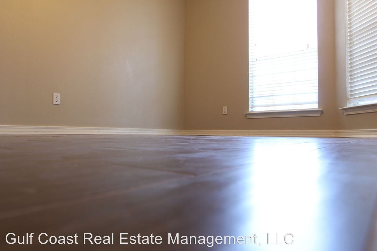 1053 Freeboard Blvd - Photo 3 of 13