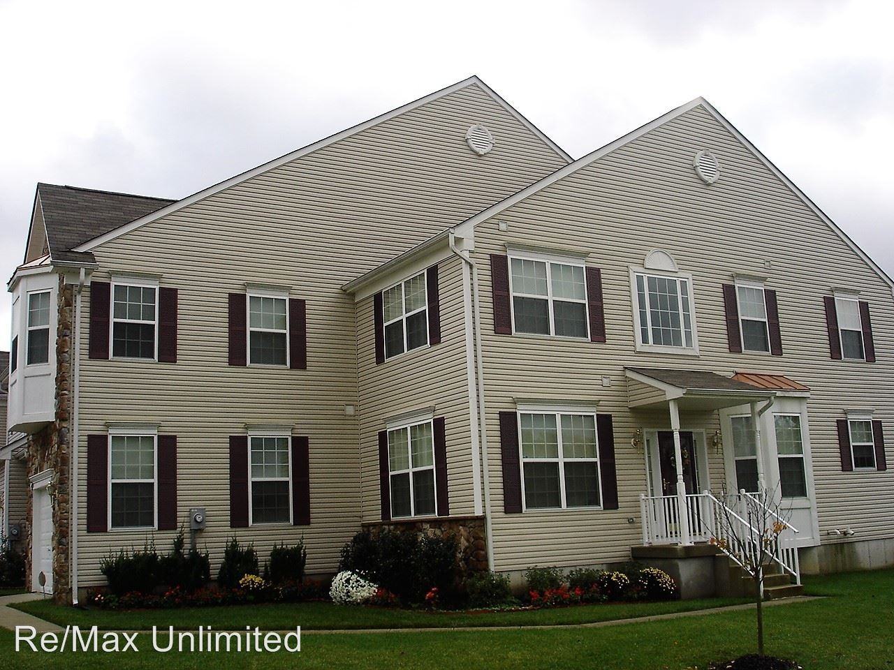 166 Chancellor Dr - Photo 2 of 36