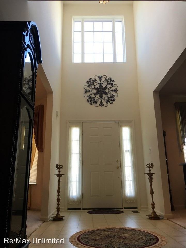 166 Chancellor Dr - Photo 3 of 36