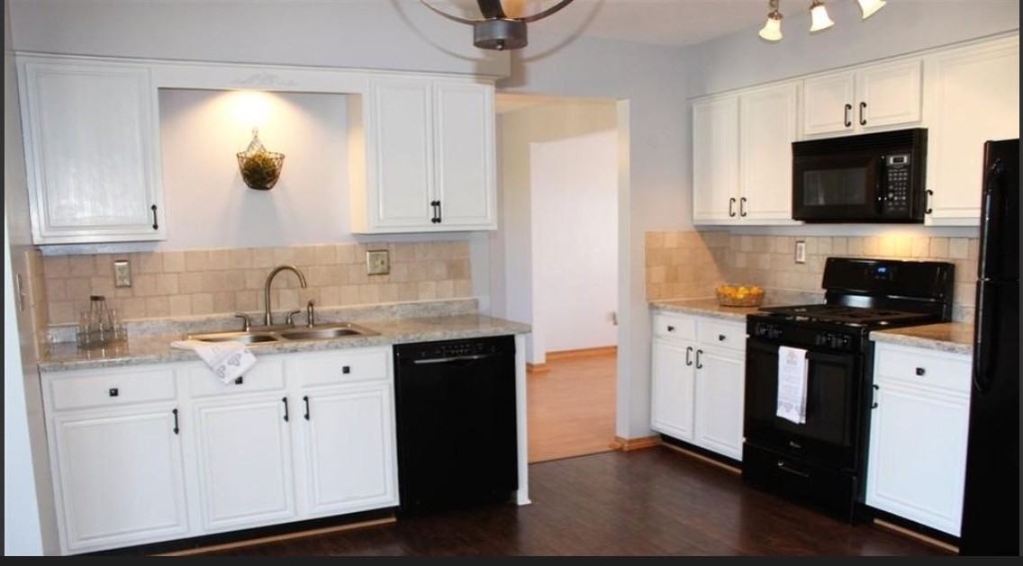 1341 Edgerow Ln - Photo 3 of 13