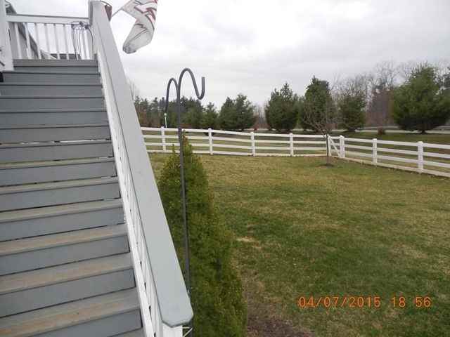 392 Hawthorne Ct - Photo 2 of 11