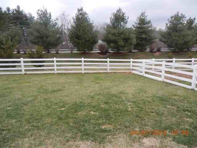 392 Hawthorne Ct - Photo 3 of 11