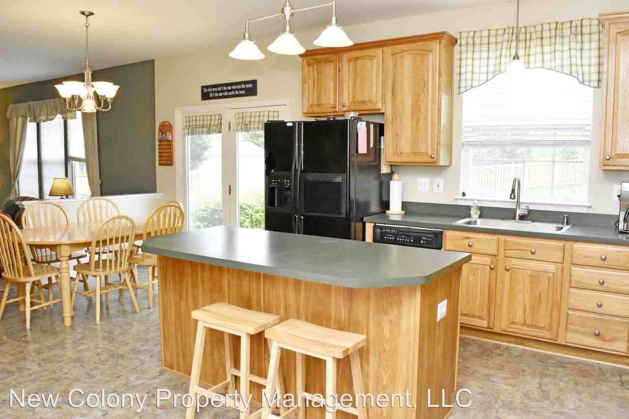 5767 Morland Dr N - Photo 3 of 28