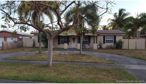 5760 SW 17th St - Photo 2 of 8