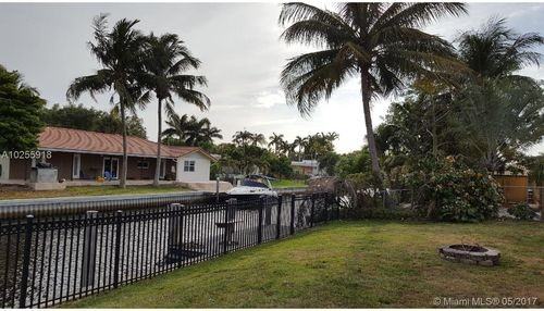 5760 SW 17th St - Photo 3 of 8