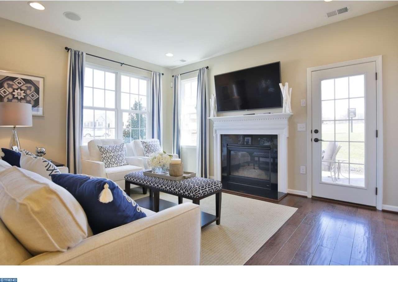 1004 Arbour Ln - Photo 3 of 9