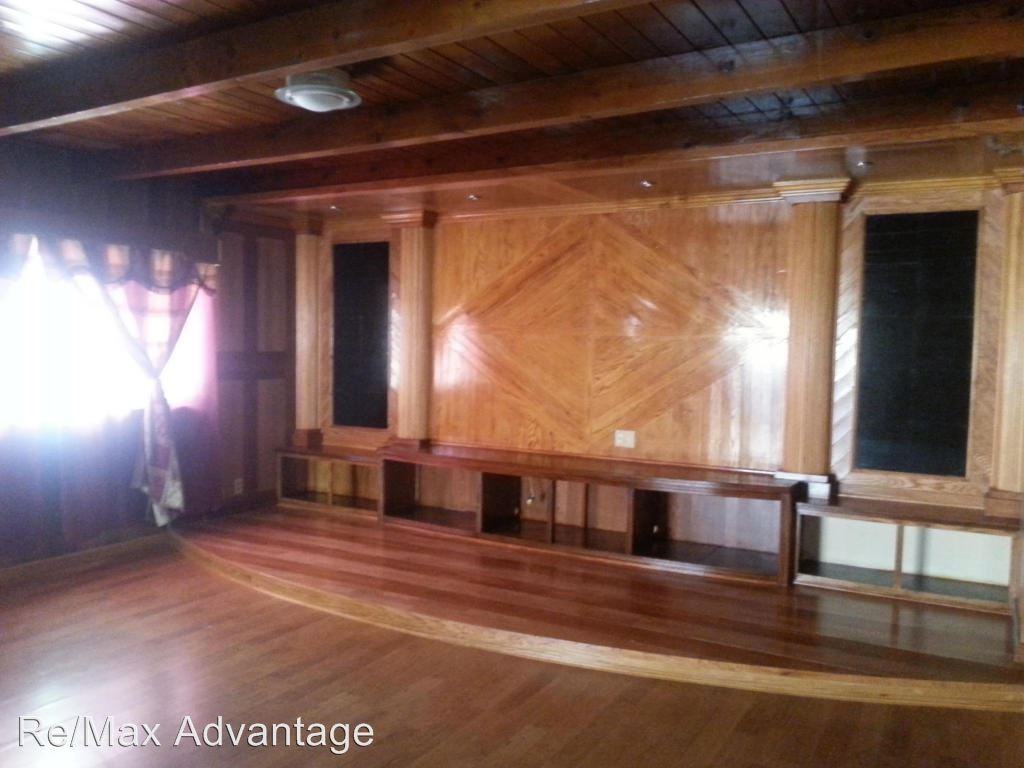 2514 General Bradley St NE - Photo 2 of 9