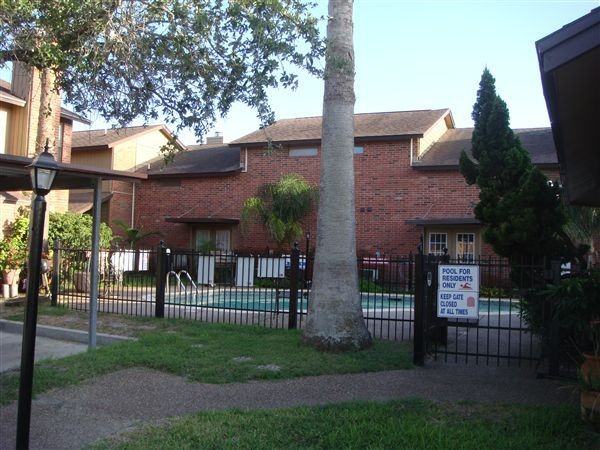 Emerald Cove Apartments & Townhomes - Photo 3 of 27