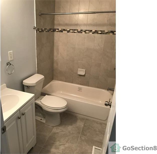 2433 Denfield St - Photo 3 of 9