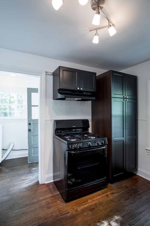 1872 Thompson Ave - Photo 3 of 29