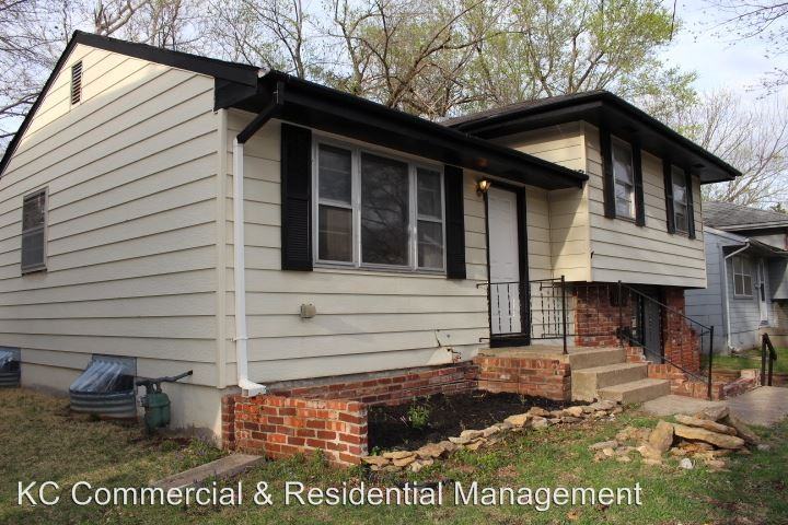 8168 NE 51st St - Photo 3 of 4