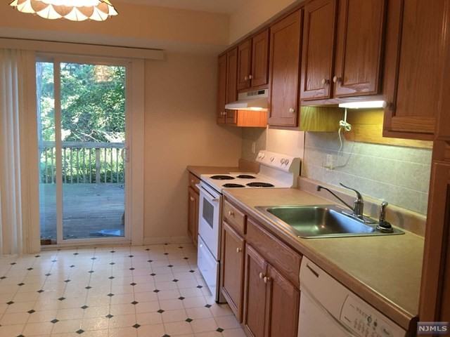 4 Stone Ridge Ln - Photo 3 of 13