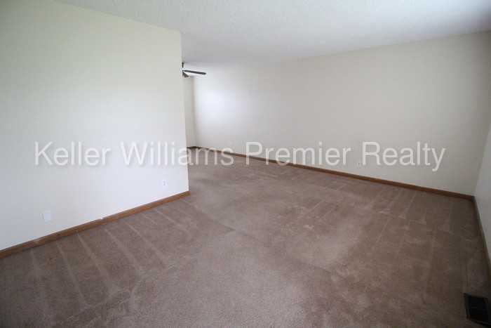 151 Buckeye Cir - Photo 2 of 12