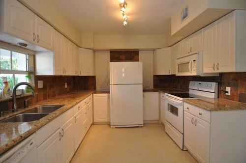 302 SE 36th Ave - Photo 2 of 4