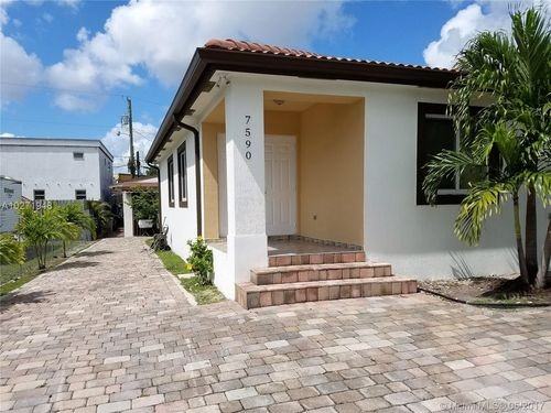 7590 NW S River Dr - Photo 3 of 8